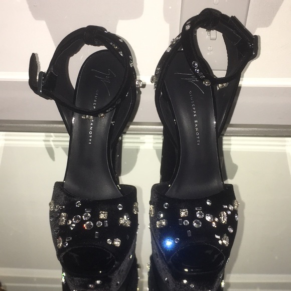 Giuseppe Zanotti crystal embellished shoes - Picture 5 of 8